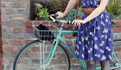 小さいバッグだけで自転車に乗るならかごをつけましょう