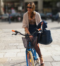 女性がスカートで自転車にのるときの工夫